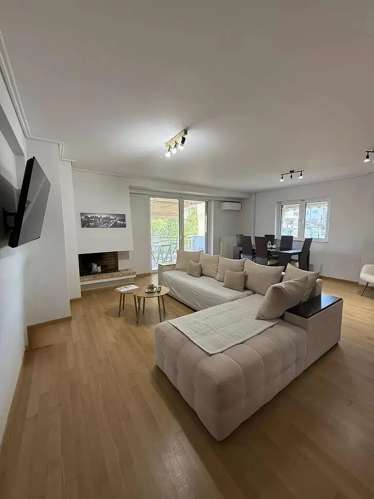 Salon; lumière naturelle, parquet, cheminée, style moderne