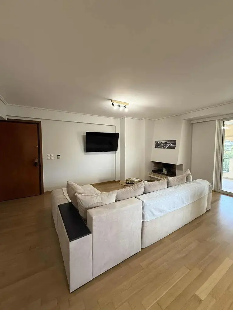 Salon; cheminée, lumière naturelle, parquet