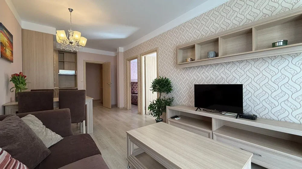 Oturma odası; doğal ışık, modern stil, ahşap zemin