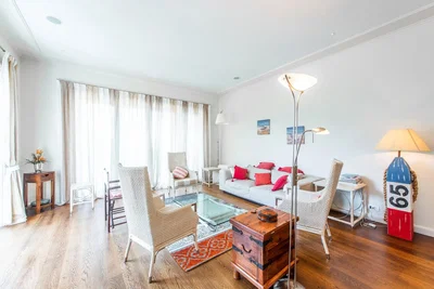 Wohnzimmer; tageslicht, holzboden, moderner stil