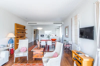 Wohnzimmer; holzboden, tageslicht, moderner stil