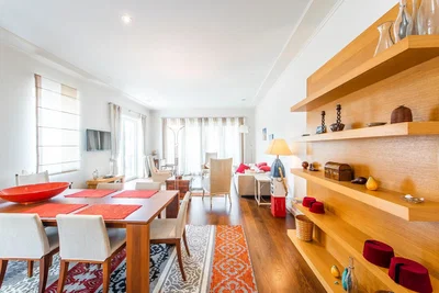 Wohnzimmer; tageslicht, moderner stil, holzboden