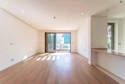 Obývací pokoj; přirozené světlo, dřevěná podlaha, po rekonstrukci