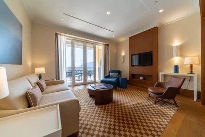 Obývací pokoj; výhled, přirozené světlo, moderní styl