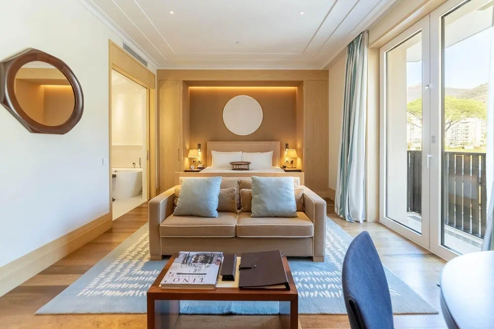 Ložnice; výhled, přirozené světlo, moderní styl, dřevěná podlaha