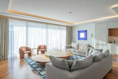 Wohnzimmer; tageslicht, moderner stil, holzboden