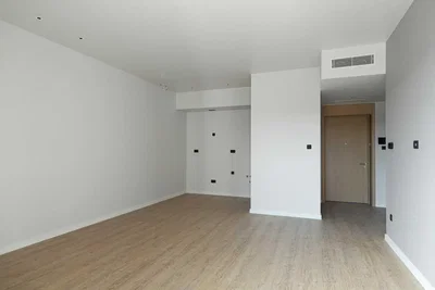 Wohnzimmer; tageslicht, renoviert, holzboden
