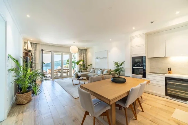 Soggiorno; vista, elettrodomestici, luce naturale, stile moderno, pavimento in legno