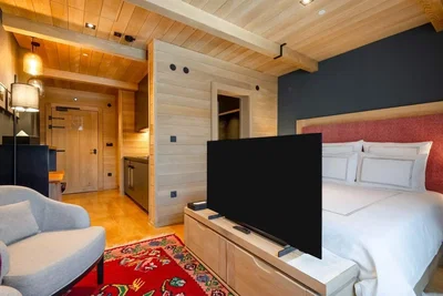Chambre; poutres en bois, parquet, lumière naturelle, style moderne