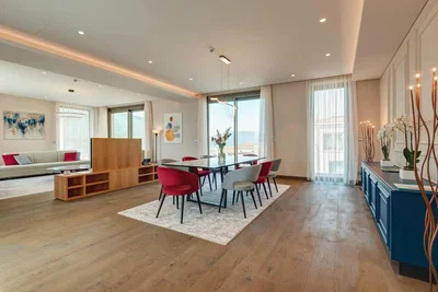 Obývací pokoj; výhled, přirozené světlo, moderní styl, dřevěná podlaha