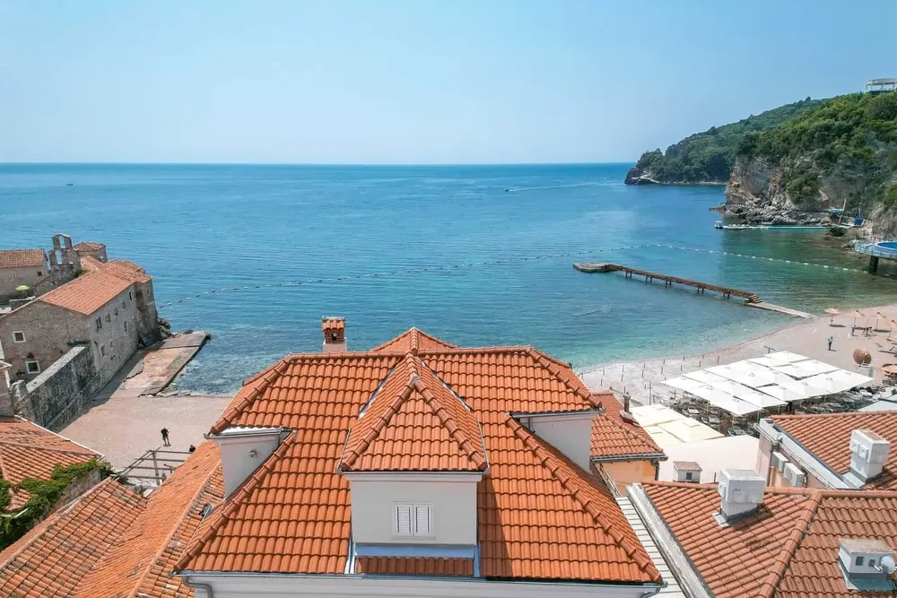 Dům a okolí; výhled