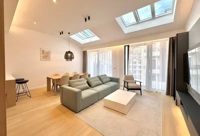 Obývací pokoj; přirozené světlo, dřevěná podlaha, moderní styl