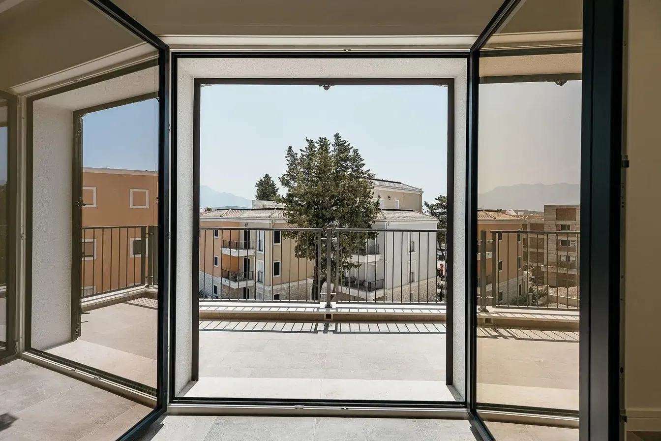 Balkon; výhled, přirozené světlo