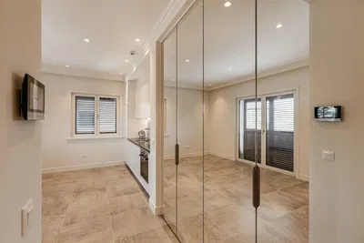 Kuchyně; dlažba, kuchyňské spotřebiče, přirozené světlo, po rekonstrukci