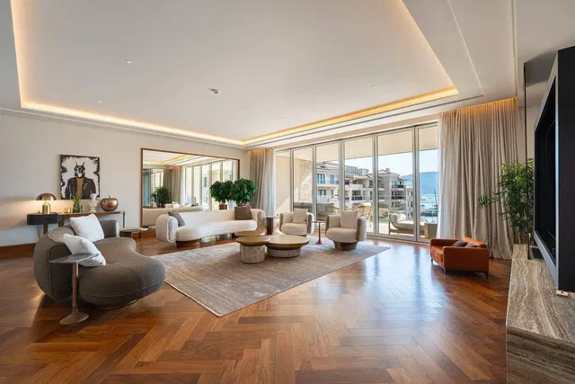 Soggiorno; vista, pavimento in legno, luce naturale, stile moderno