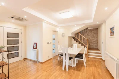 Oturma odası; ahşap zemin, doğal ışık, modern stil