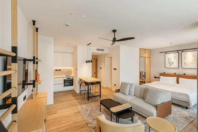 Soggiorno; luce naturale, stile moderno, pavimento in legno, ristrutturato