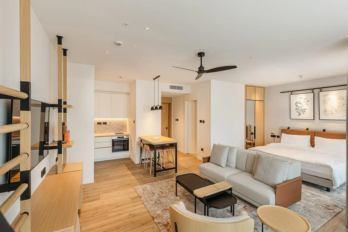 Oturma odası; doğal ışık, modern stil, ahşap zemin, tadilatlı