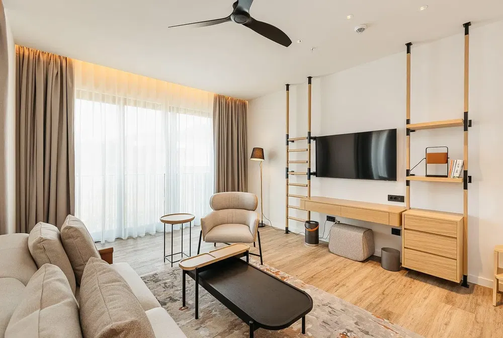 Oturma odası; doğal ışık, modern stil