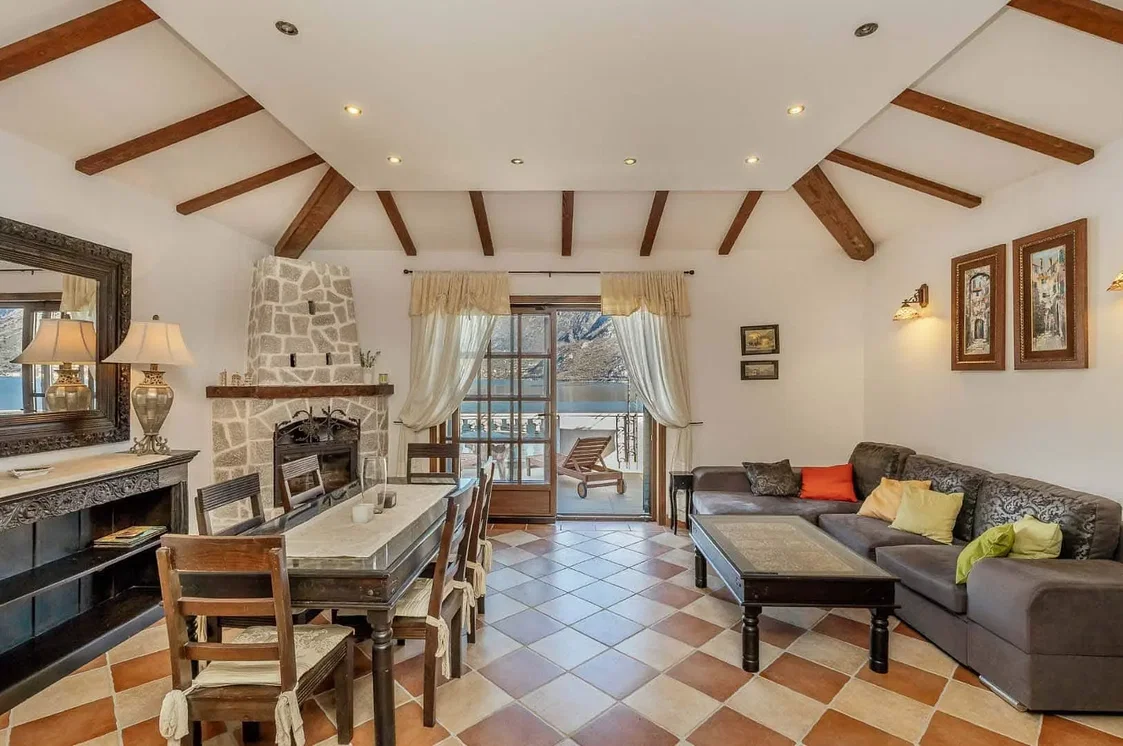 Oturma odası; ahşap kirişler, şömine, rustik stil, doğal ışık