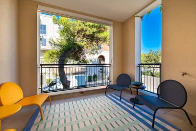 Balkon; výhled, dlažba, přirozené světlo