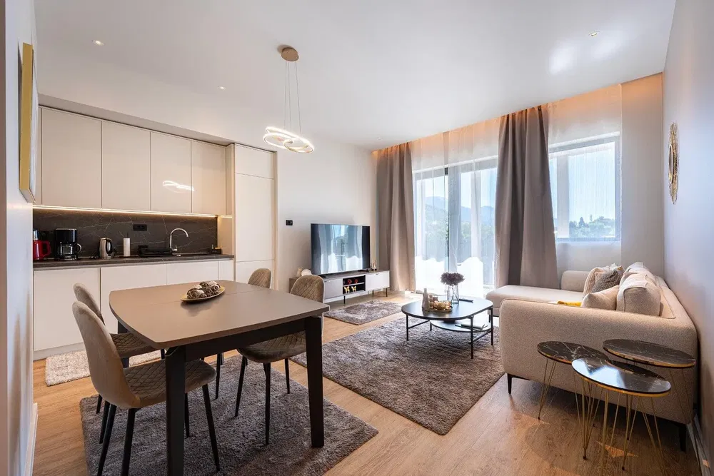 Oturma odası; mutfak aletleri, doğal ışık, modern stil