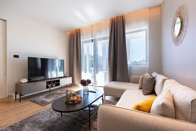 Oturma odası; manzara, doğal ışık, modern stil, ahşap zemin