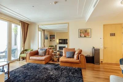 Obývací pokoj; přirozené světlo, krb, dřevěná podlaha