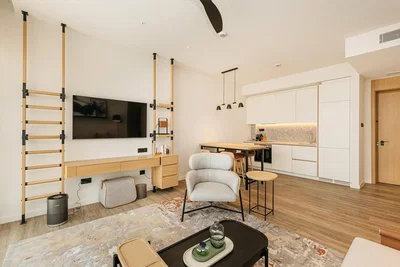 Obývací pokoj; moderní styl, dřevěná podlaha, přirozené světlo, kuchyňské spotřebiče