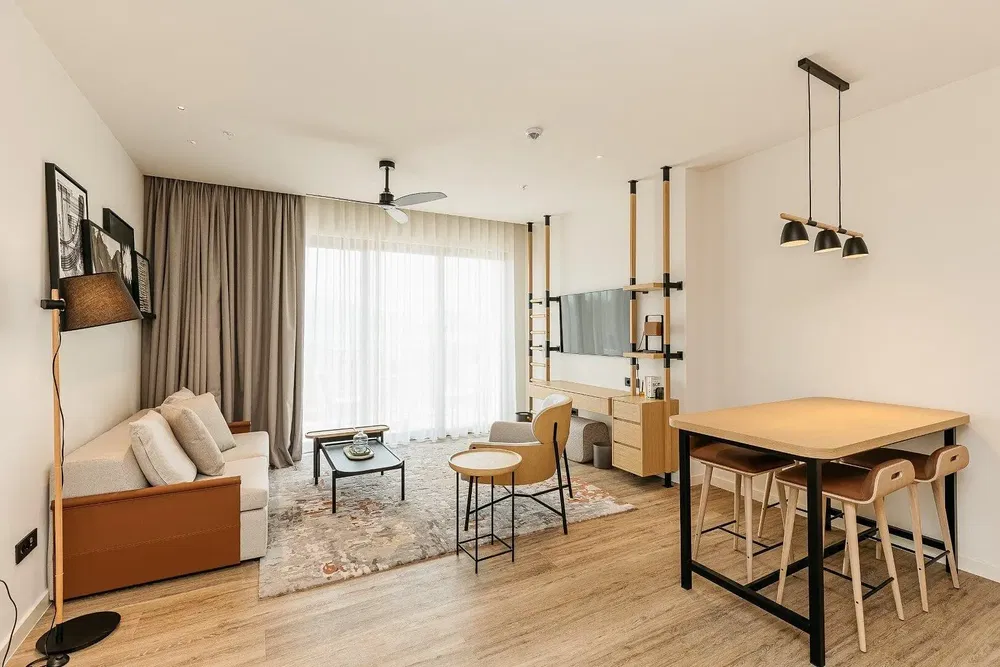 Obývací pokoj; moderní styl, dřevěná podlaha, přirozené světlo, po rekonstrukci