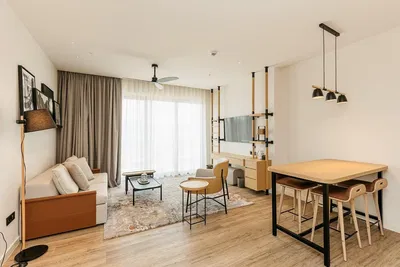 Obývací pokoj; moderní styl, dřevěná podlaha, přirozené světlo, po rekonstrukci