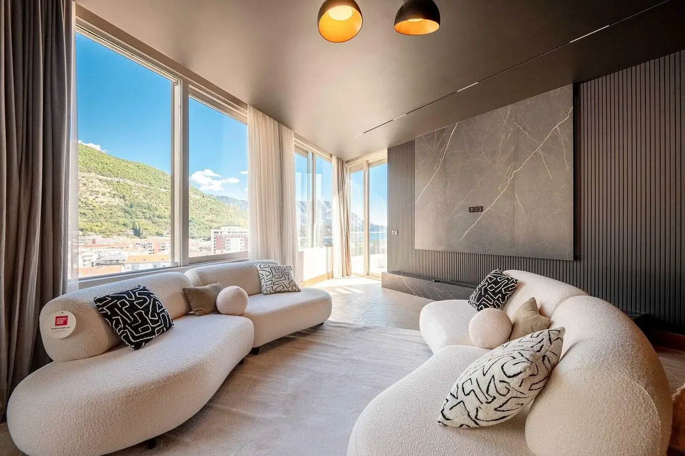 Obývací pokoj; výhled, přirozené světlo, moderní styl