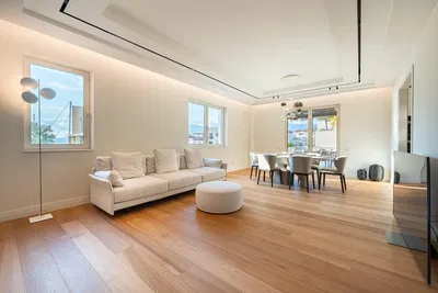 Obývací pokoj; výhled, dřevěná podlaha, přirozené světlo, moderní styl