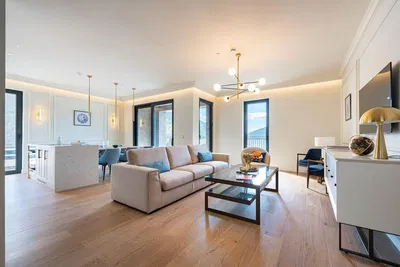 Oturma odası; doğal ışık, modern stil, ahşap zemin, manzara