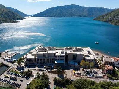 Dům a okolí; výhled