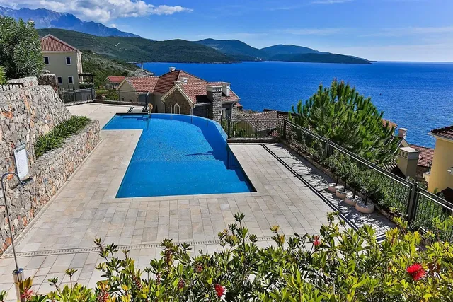 Кућа и околина; поглед, природно светло