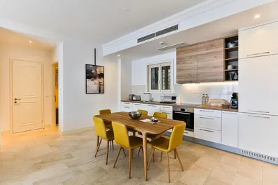 Kuchyně; kuchyňské spotřebiče, přirozené světlo, moderní styl, dlažba