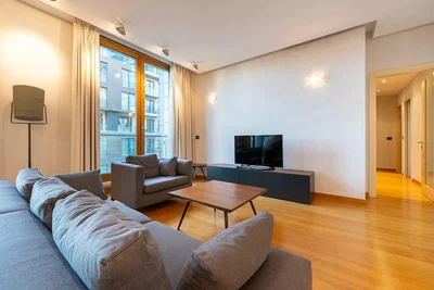 Obývací pokoj; výhled, dřevěná podlaha, přirozené světlo, moderní styl