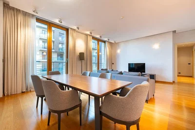 Obývací pokoj; přirozené světlo, dřevěná podlaha, moderní styl