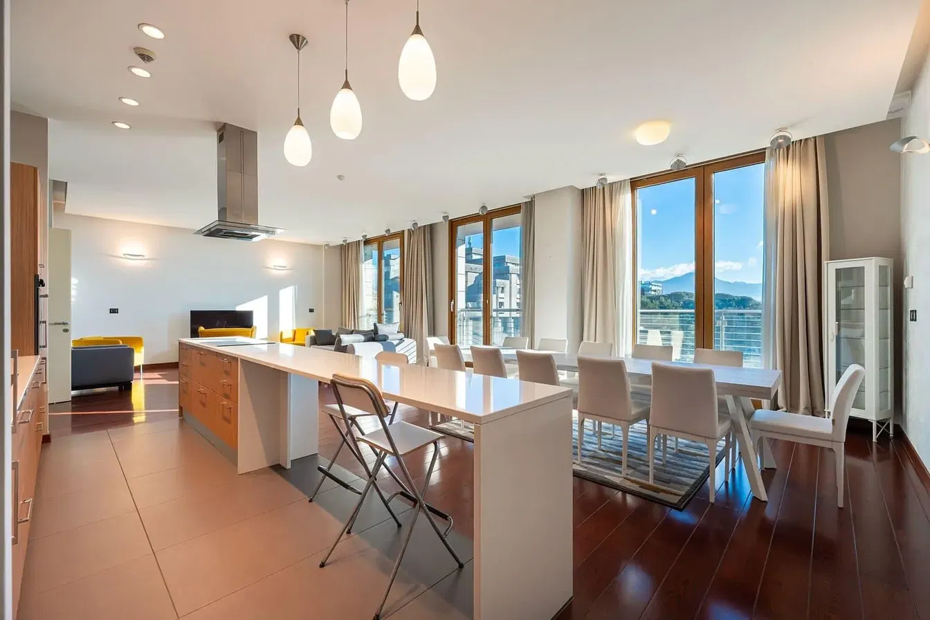 Kuchyně; výhled, dlažba, dřevěná podlaha, přirozené světlo, moderní styl