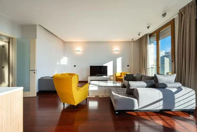 Obývací pokoj; přirozené světlo, dřevěná podlaha, moderní styl