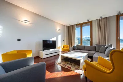 Obývací pokoj; výhled, dřevěná podlaha, přirozené světlo, moderní styl