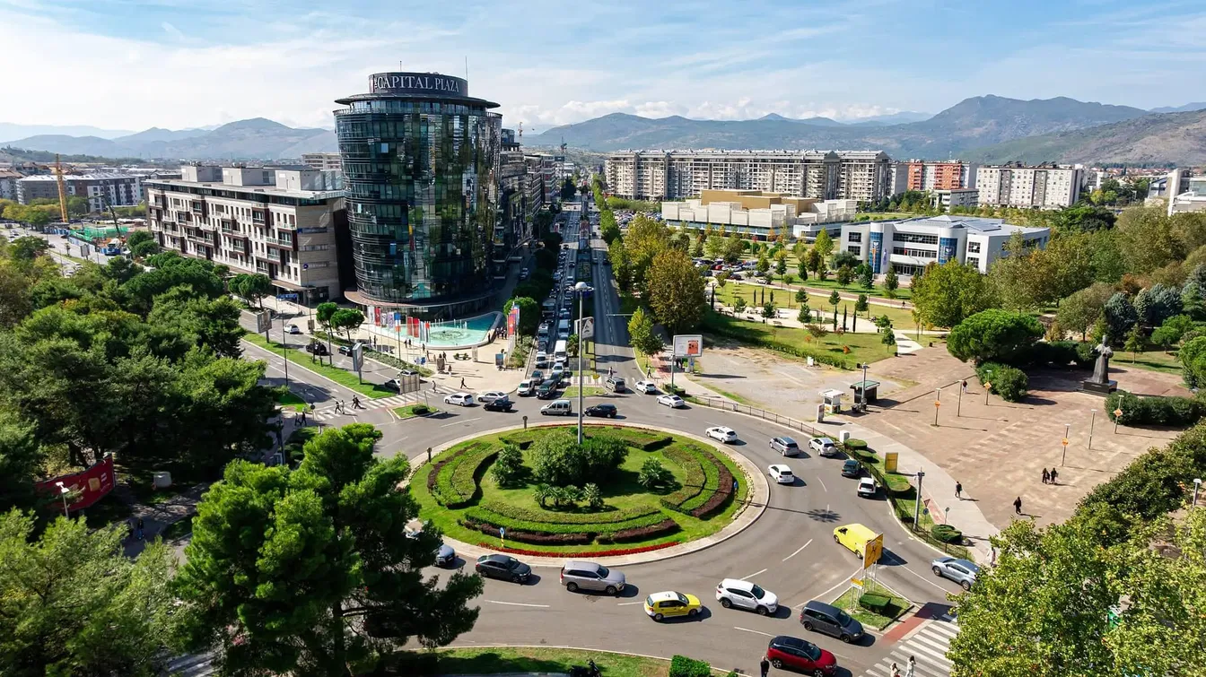 Dům a okolí; výhled