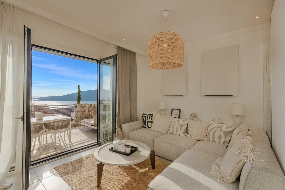 Obývací pokoj; výhled, přirozené světlo, moderní styl