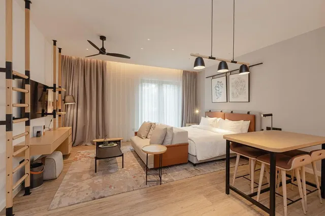 Slaapkamer; natuurlijk licht, moderne stijl, houten vloer