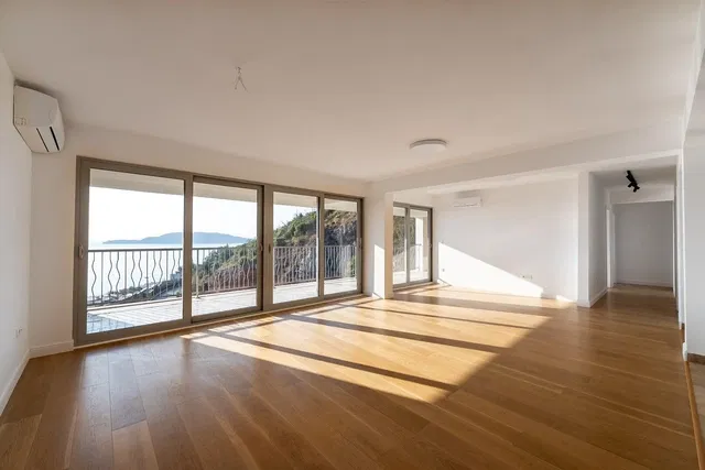 Woonkamer; uitzicht, houten vloer, natuurlijk licht