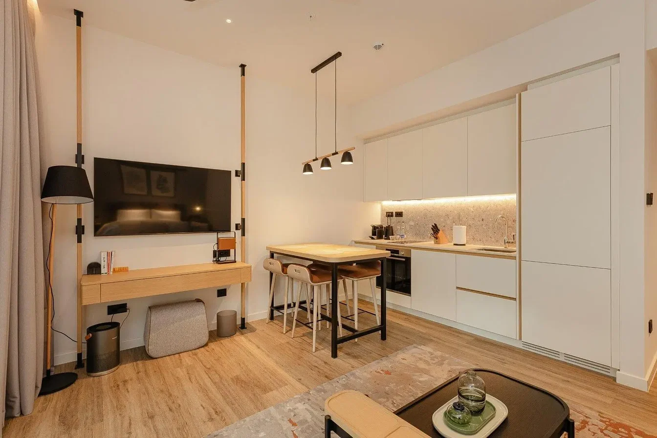 Kuchyně; moderní styl, po rekonstrukci, přirozené světlo