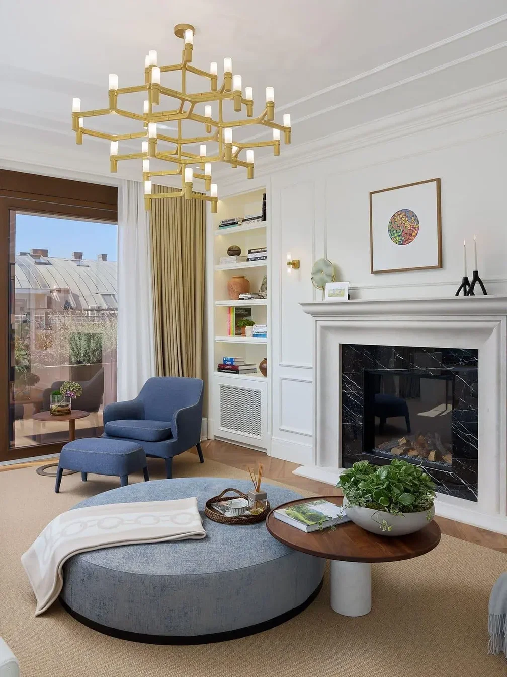 Woonkamer; open haard, natuurlijk licht, moderne stijl