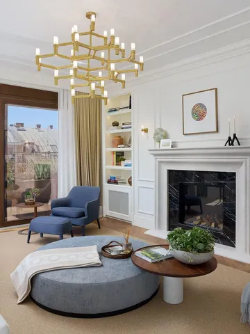 Woonkamer; open haard, natuurlijk licht, moderne stijl