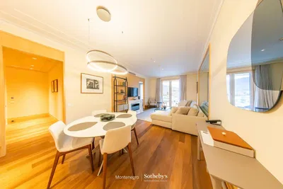 Obývací pokoj; přirozené světlo, moderní styl, dřevěná podlaha